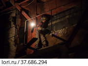 Welder worker on high-attitude. Safety chain (2012 год). Редакционное фото, фотограф Alexey Rezvykh / Фотобанк Лори