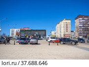 Парковка, торговый центр и жилые дома на Федеративной улице в городе Руза в Московской области (2022 год). Редакционное фото, фотограф Диана Лукьянова / Фотобанк Лори