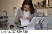 Satisfied woman office worker with wage packet. Стоковое видео, видеограф Яков Филимонов / Фотобанк Лори