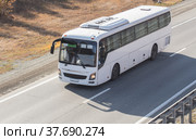 Bus moves along a country road. Стоковое фото, фотограф Юрий Бизгаймер / Фотобанк Лори