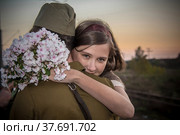 День Победы 9 мая. Девушка обнимает солдата, вернувшегося с фронта с победой. Стоковое фото, фотограф Анна Никонорова / Фотобанк Лори