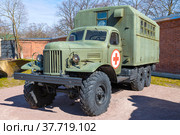 Старый советский санитарный ЗИЛ-157 крупным планом солнечным днем. Адмиралтейство Петра Великого, Парк Патриот. Кронштадт (2022 год). Редакционное фото, фотограф Виктор Карасев / Фотобанк Лори