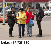 Социологический опрос горожан на улице города Липецка (2022 год). Редакционное фото, фотограф Евгений Будюкин / Фотобанк Лори