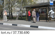 Павловский-Посад, люди на остановке "ДК Потапова" (2022 год). Редакционное фото, фотограф Дмитрий Неумоин / Фотобанк Лори