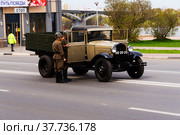 Два мужчины в военной форме времен ВОВ, стоят возле открытой двери автомобиля ГАЗ-М1 на дороге Нижнего Новгорода (2022 год). Редакционное фото, фотограф Nikolay Pestov / Фотобанк Лори