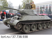 Ногинск. Парад военной техники времён Великой Отечественной войны 9 мая, Т34 (2022 год). Редакционное фото, фотограф Дмитрий Неумоин / Фотобанк Лори