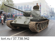 Ногинск. Парад военной техники времён Великой Отечественной войны 9 мая, Т34 (2022 год). Редакционное фото, фотограф Дмитрий Неумоин / Фотобанк Лори