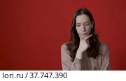 Portrait of a thoughtful young woman with long hair, thinking intensely, pondering a solution to a problem. Стоковое видео, видеограф Владимир Федоров / Фотобанк Лори