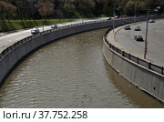 April 28, 2022, Moscow, Russia:   View of Yauza  river  from Kostomarovsky bridge in spring. Редакционное фото, фотограф Алексей Антипов / Фотобанк Лори