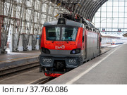 Локомотив ЭП 20 на Киевском вокзале. Москва. ЭП20 «Олимп» — российский двухсистемный скоростной шестиосный пассажирский электровоз. (2022 год). Редакционное фото, фотограф Литвяк Игорь / Фотобанк Лори