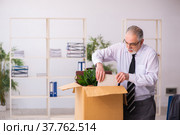Old male employee in dismissal concept. Стоковое фото, фотограф Elnur / Фотобанк Лори