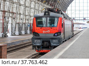 Локомотив ЭП 20 на Киевском вокзале. Москва. ЭП20 «Олимп» — российский двухсистемный скоростной шестиосный пассажирский электровоз. (2022 год). Редакционное фото, фотограф Литвяк Игорь / Фотобанк Лори