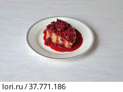 Домашняя еда. Очень вкусный маковый манник с брусничным соусом. Стоковое фото, фотограф Татьяна Савватеева / Фотобанк Лори