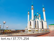 Мечеть «Кул-Шариф» («Кол Шәриф» мәчете) в летний день. Казанский Кремль. Казань. Республика Татарстан. Россия (2021 год). Редакционное фото, фотограф E. O. / Фотобанк Лори