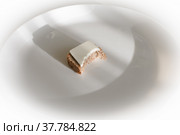 Откусанный кусок хлеба с маслом на белой тарелке. Бутерброд с маслом, утренний завтрак. Стоковое фото, фотограф Виталий Михайлюк / Фотобанк Лори