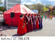 Пожилые женщины-калмычки в национальных костюмах и головных уборах. Элиста. Республика Калмыкия. Россия (2022 год). Редакционное фото, фотограф Сергей Афанасьев / Фотобанк Лори