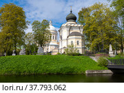 Вид на Никольскую церковь на старинном Никольском кладбище солнечным майским днем. Александро-Невская лавра. Санкт-Петербург (2022 год). Редакционное фото, фотограф Виктор Карасев / Фотобанк Лори