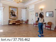 Парадная гостиная с портретом Гаврилы Романовича Державина. Музей-усадьба Г.Р. Державина (Музей Г. Р. Державина и русской словесности его времени). Санкт-Петербург (2022 год). Редакционное фото, фотограф Румянцева Наталия / Фотобанк Лори