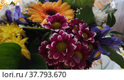 Flowers of different varieties are collected in a large bouquet. Стоковое видео, видеограф Лилия Фролова / Фотобанк Лори