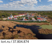 Ансамбль Троице-Сергиев Варницкого монастыря с высоты птичьего полета, Ростов Великий (2022 год). Редакционное фото, фотограф Julia Shepeleva / Фотобанк Лори