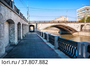 Госпитальный мост, Госпитальная набережная, река Яуза, Москва (2022 год). Стоковое фото, фотограф Baturina Yuliya / Фотобанк Лори