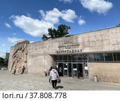 Наземный вестибюль станции метро «Баррикадная» весной. Город Москва (2022 год). Редакционное фото, фотограф Овчинникова Ирина / Фотобанк Лори