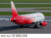 Самолет Сухой Супер Джет 100 "Королев" (RA-89173) авиакомпании Rossiya - Russian Airlines крупным планом солнечным майским днем. Аэропорт Пулково, Санкт-Петербург (2022 год). Редакционное фото, фотограф Виктор Карасев / Фотобанк Лори