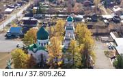 Вид сверху на храм архангела Михаила. Город Кушва. Свердловская область. Россия (2021 год). Стоковое видео, видеограф Евгений Ткачёв / Фотобанк Лори
