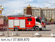 Пожарная машина - автоцистерна пожарная легкого класса АЦ 1,5-40/2 на шасси ISUZU HQR75P на площади Ленина, у Пагоды Семи дней. Элиста. Республика Калмыкия. Россия (2022 год). Редакционное фото, фотограф Сергей Афанасьев / Фотобанк Лори