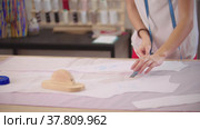 Women's hands measure pieces of cloth on a table. Стоковое видео, видеограф Константин Шишкин / Фотобанк Лори