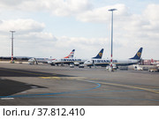 Passenger planes of low-cost airlines Ryanair and Smartwings stand at Prague International Airport (2020 год). Редакционное фото, фотограф Юлия Бабкина / Фотобанк Лори