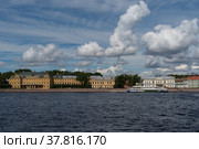 Меншиковский дворец — здание в стиле петровского барокко, расположенное на Университетской набережной Большой Невы. Санкт-Петербург, Россия (2020 год). Редакционное фото, фотограф Дымов Игорь / Фотобанк Лори