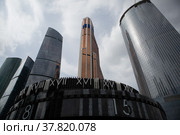 Вид на башни Москва_Сити снизу вверх (2022 год). Редакционное фото, фотограф Дроздова Елена / Фотобанк Лори
