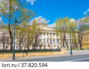 Московский государственный лингвистический университет (МГЛУ). Улица Остоженка, дом 38, стр. 1. Москва (2022 год). Редакционное фото, фотограф E. O. / Фотобанк Лори