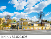 Вид на главный дом усадьбы Н. О. Косыревой-Абрикосовых. Остоженка, № 51/10. Солнечный весенний день. Москва (2022 год). Редакционное фото, фотограф E. O. / Фотобанк Лори