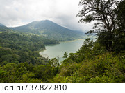 View of mountain lake (2018 год). Стоковое фото, фотограф Юлия Белоусова / Фотобанк Лори