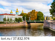 Вид на Николо-Богоявленский морской собор. Осенний день. Санкт-Петербург. Россия (2021 год). Редакционное фото, фотограф E. O. / Фотобанк Лори