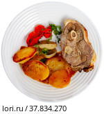 Roasted lamb leg served with grilled organic vegetable and peppe closeup. Стоковое фото, фотограф Яков Филимонов / Фотобанк Лори