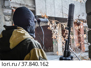 Вооружённый спецназовец ведёт наблюдение в бинокль. Военная разведка. Стоковое фото, фотограф Виталий Михайлюк / Фотобанк Лори