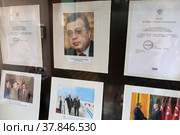 Экспозиция посвящена послу Андрею Геннадьевичу Карлов (1954-2016) в краеведческом музее города Клинцы, фотография нерезкая (2022 год). Редакционное фото, фотограф Дмитрий Неумоин / Фотобанк Лори