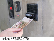 Bill acceptor for Russian rubles at a self-service car wash. Стоковое фото, фотограф Кристина Сорокина / Фотобанк Лори