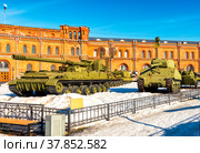 Russian 152 mm Hyacinth self-propelled gun and American Sherman tank (2022 год). Редакционное фото, фотограф Владимир Ушаров / Фотобанк Лори