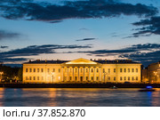 Санкт-Петербург. Здание Академии наук   в вечернее время (2022 год). Редакционное фото, фотограф Литвяк Игорь / Фотобанк Лори