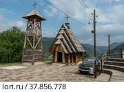 Дрвенград (Мецавник / Кустендорф) Эко-деревня, построенная Эмиром Кустурицей в Мокра Гора в Западной Сербии (2018 год). Редакционное фото, фотограф Дымов Игорь / Фотобанк Лори