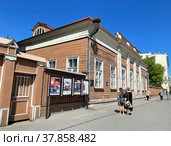 Людии идут мимо дома-музея М.С. Щепкина. Москва, улица Щепкина, дом 47, корпус 2 (2022 год). Редакционное фото, фотограф Овчинникова Ирина / Фотобанк Лори