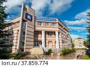 Здание Пенсионный фонда России.  Боровичи, Новгородская область (2021 год). Редакционное фото, фотограф Александр Щепин / Фотобанк Лори