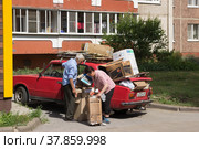 Пожилые предприниматели. Сбор макулатуры. Липецк. (2022 год). Редакционное фото, фотограф Евгений Будюкин / Фотобанк Лори