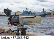 Телевизионная камера на набережной. Репортаж в День ВМФ. Санкт-Петербург (2021 год). Редакционное фото, фотограф Александр Щепин / Фотобанк Лори
