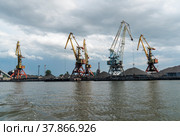Портальные краны в морском торговом порту. Калининград (2018 год). Редакционное фото, фотограф Александр Щепин / Фотобанк Лори