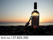 Бутылка вина и штопор на фоне моря (2019 год). Редакционное фото, фотограф Георгий Анастасиади / Фотобанк Лори